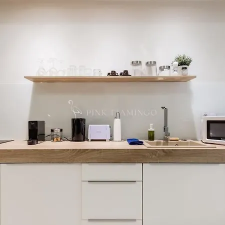 Minimal Loft - Pink Flamingo Apartment *